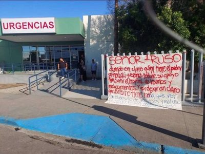 Con manta, piden a capo que surta medicamentos en Hospital General de Mexicali