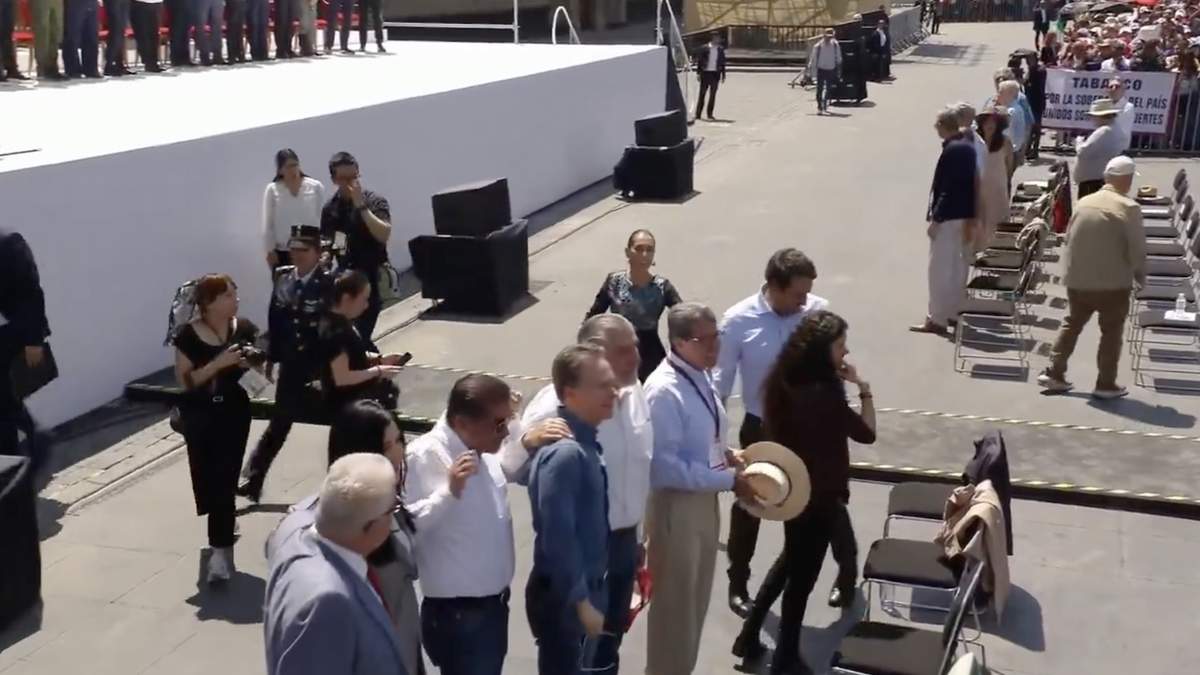 El momento en el líderes morenistas se toman la foto justo cuando llega la mandataria