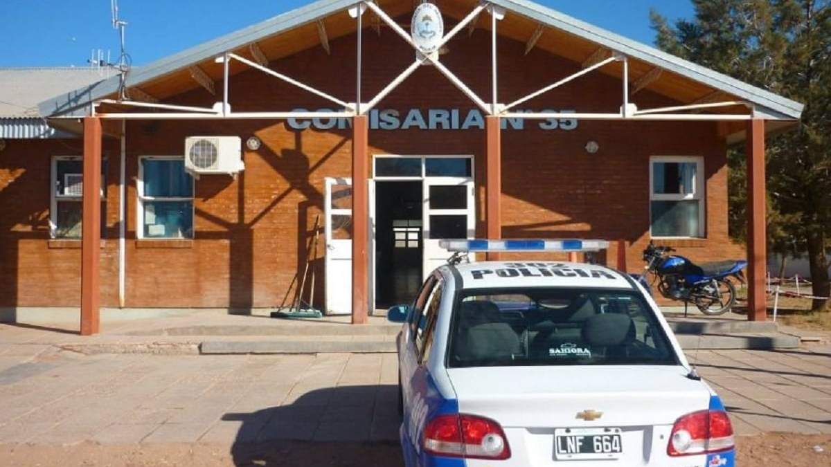 El policía destituido prestaba servicios en la comisaría 35 de Rincón de los Sauces. Fuente (X)