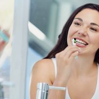 El secreto de la limpieza dental: 3 alimentos que cuidan tus dientes y seguro no lo sabías
