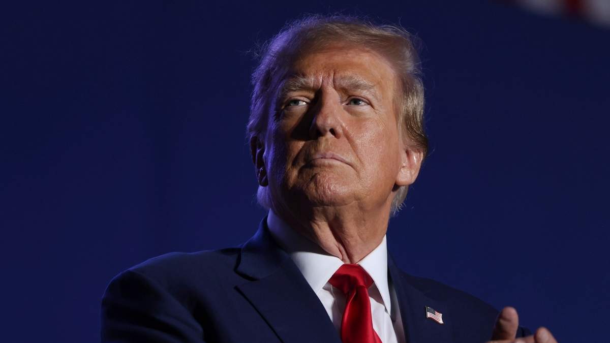 El expresidente Donald Trump aplaude durante un acto de campaña