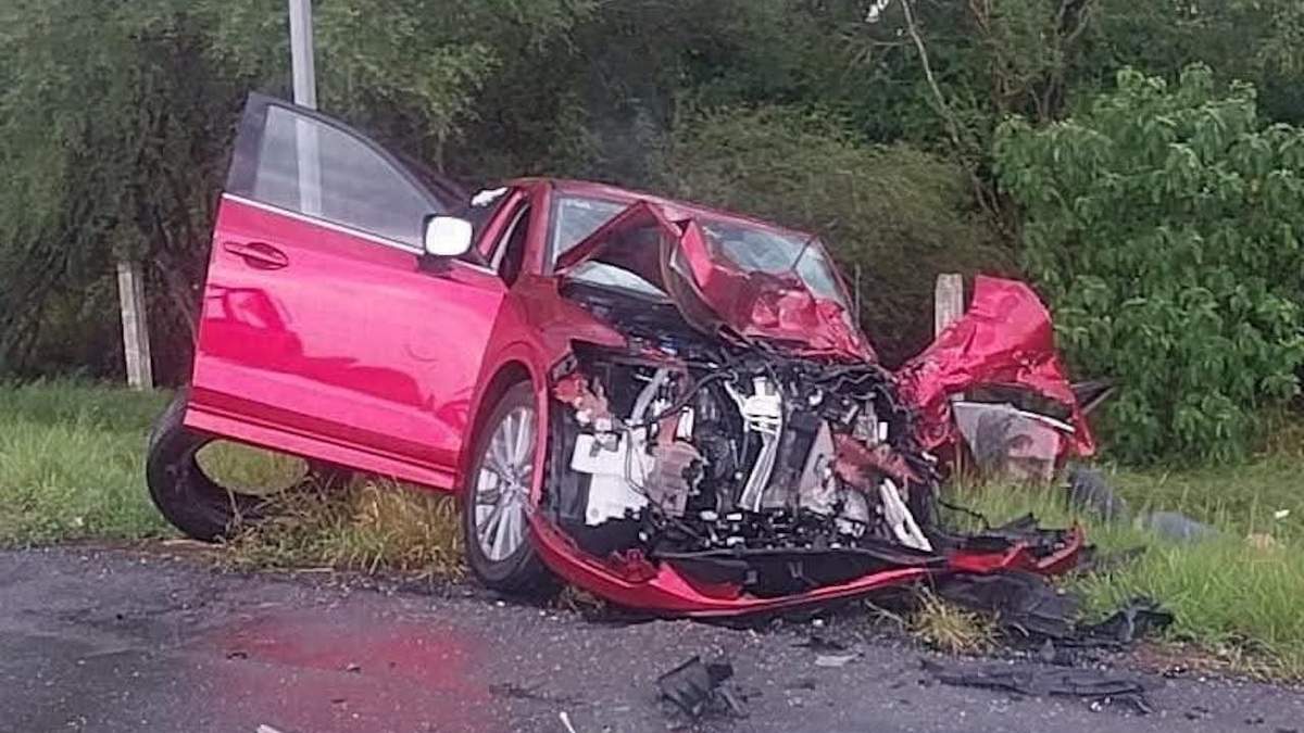 El impacto fue de tal magnitud que ambos vehículos quedaron destrozados sobre la cinta asfáltica
