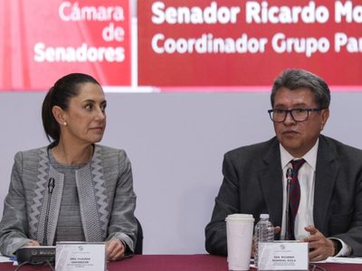 Sheinbaum y Monreal, cara a cara en la plenaria; llaman a la "unidad" en Morena