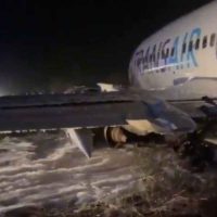 Boeing 737 con 85 pasajeros se sale de la pista (Video)