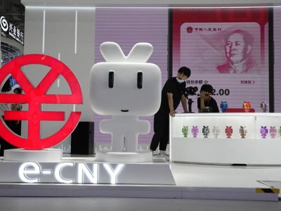 Yuan chino cae en picada tras aumento de tasas en Estados Unidos