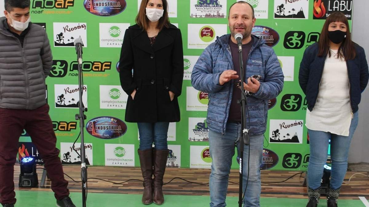 Los propietarios de Complejo Chacras expresaron sentidas palabras en la inauguración del flamante gimnasio. Fuente: (Daniel Signorile)