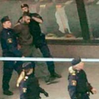 Policía de Suecia difunde imagen de presunto atacante a centro comercial