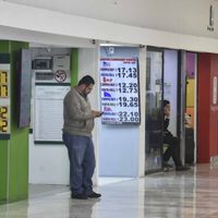 Con corrupción y simulación, la CNBV busca despojar registros a casas de cambio en el AICM