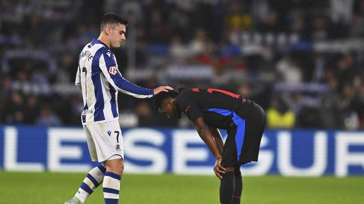 Ander Barrenetxea de la Real Sociedad consuela a Ansu Fati del Barcelona