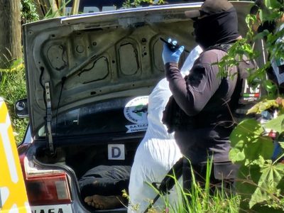 Hallan tres cuerpos cercenados dentro de un taxi en Chilpancingo, Guerrero