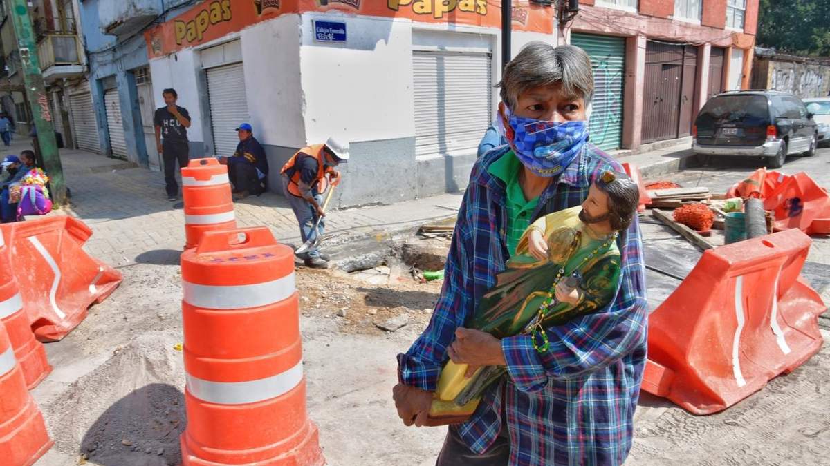 Fieles camino a iglesia de San Hipólito, en la Ciudad de México