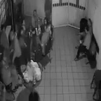 En pleno velorio, dos sujetos entran a funeraria a robar en Iztapalapa (video)