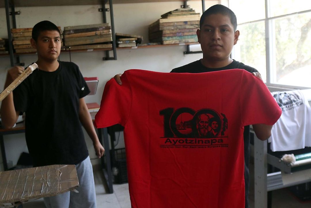Alumnos de Ayotzinapa en el taller  de serigrafia muestran playera conmemorativa del centenario de la No rmal Foto Jose Luis de la Cruz