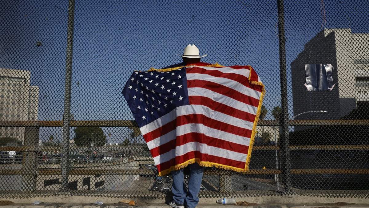 Latinoamericanos bajo asedio
