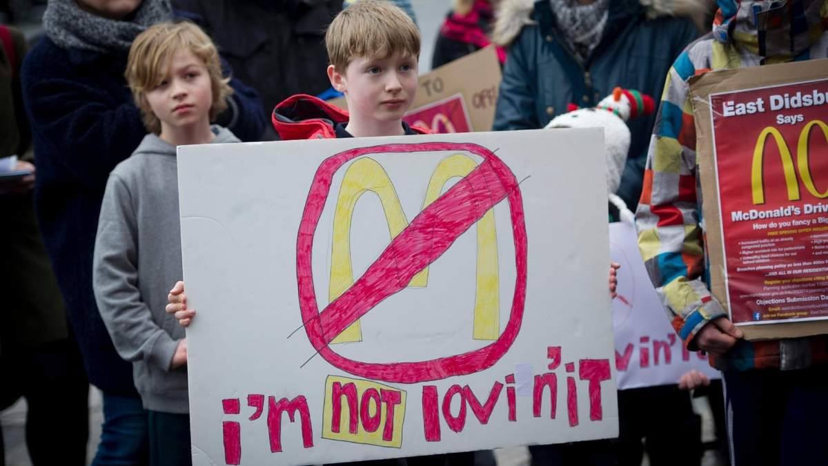 Un niño británico sostiene un cartel que dice: "no lo estoy amando", refiriéndose a McDonald's. Fuente: (Twitter)