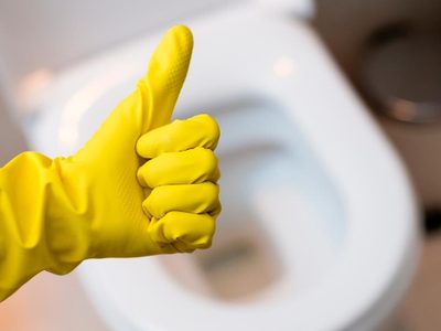 No lo vas a creer: el secreto de las abuelas para eliminar las manchas amarillas de tu baño en minutos y sin fregar