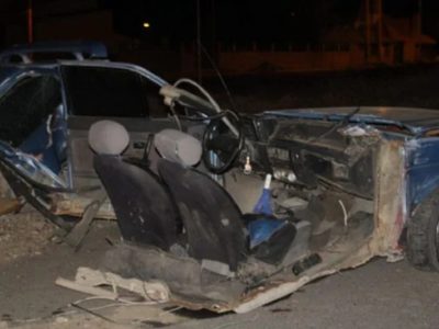 Impactante accidente en la rotonda de Zapala: un auto se partió al medio tras chocar contra un poste de luz