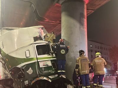 Tráiler choca contra pilar de la Línea B del Metro; reportan un muerto