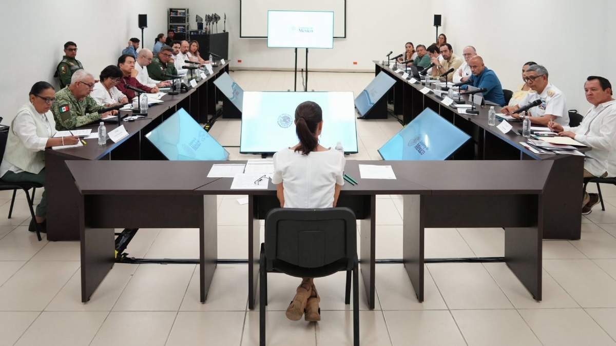 La mandataria durante una reunión con integrantes del Gabinete y autoridades de Yucatán