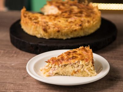 Alejate de la versión clásica con esta tarta con masa de papa que es totalmente deliciosa y rendidora