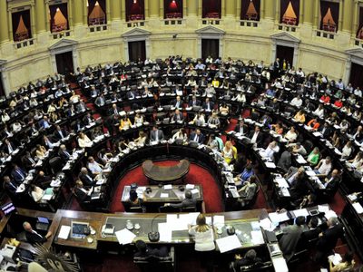 Urgencia: ante las dificultades que presenta el Congreso, proponen sesionar en estadios y teatros