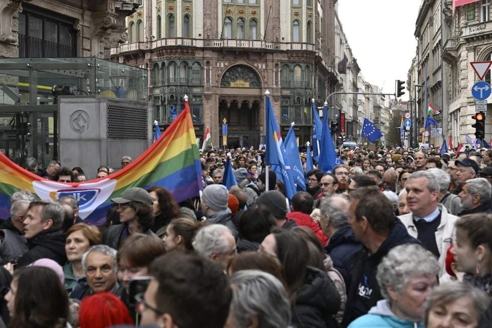 Manifestantes húngaros ondean banderas de la UE y de sus partidos políticos protestando contra una ley que prohíbe los eventos del Orgullo LGBTQ+ y restringe el derecho de reunión en el centro de Budapest, Hungría, el martes 25 de marzo de 2025.