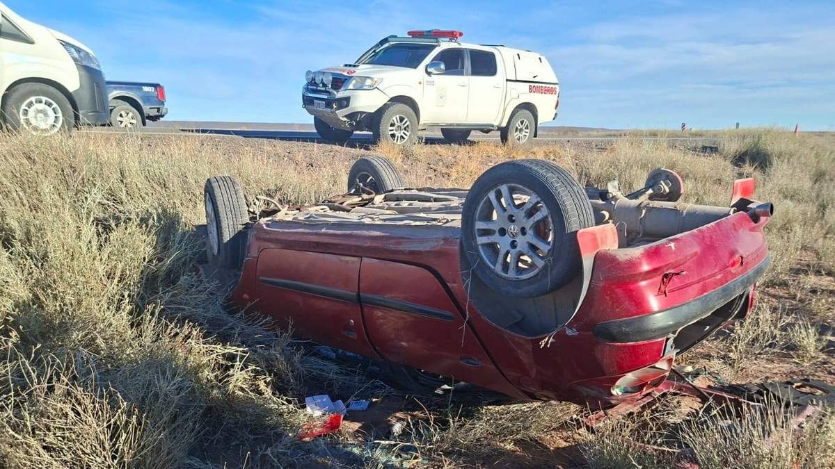 Auto volcado en la Ruta Nacional 237. Fuente: (La Voz de Neuquén)
