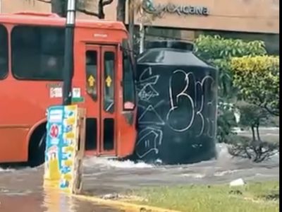 Tinaco “navega” en calles de Guadalajara y choca contra un camión (Video)