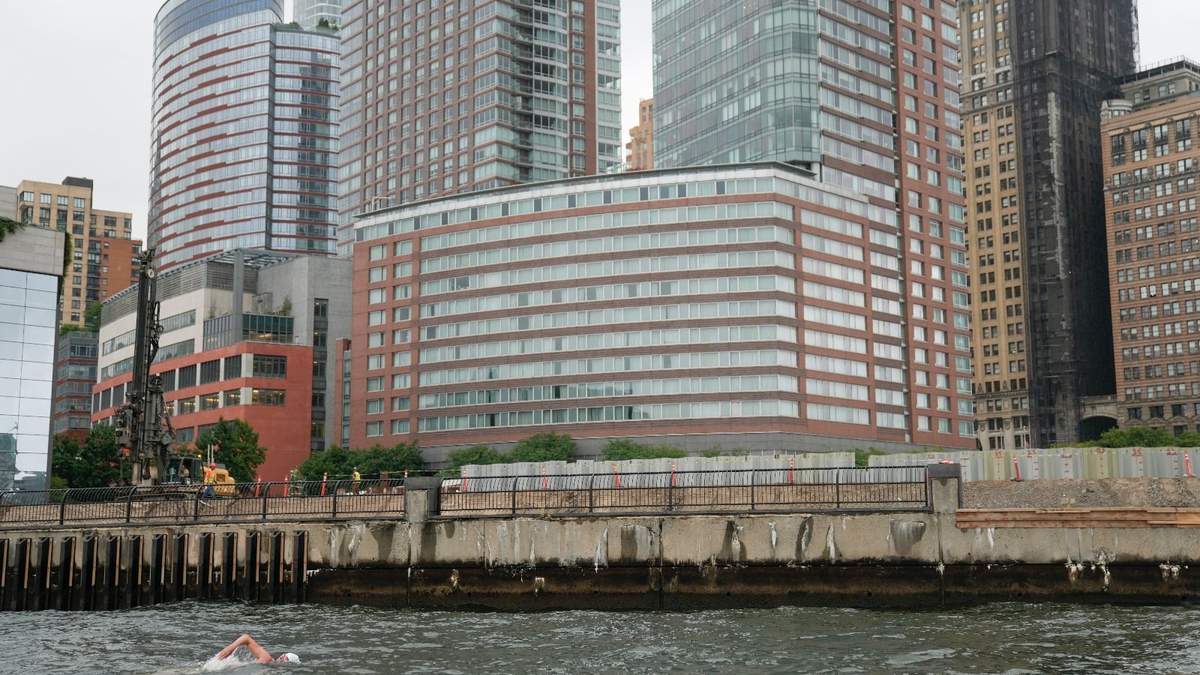 Lewis Pugh nada cerca del bajo Manhattan
