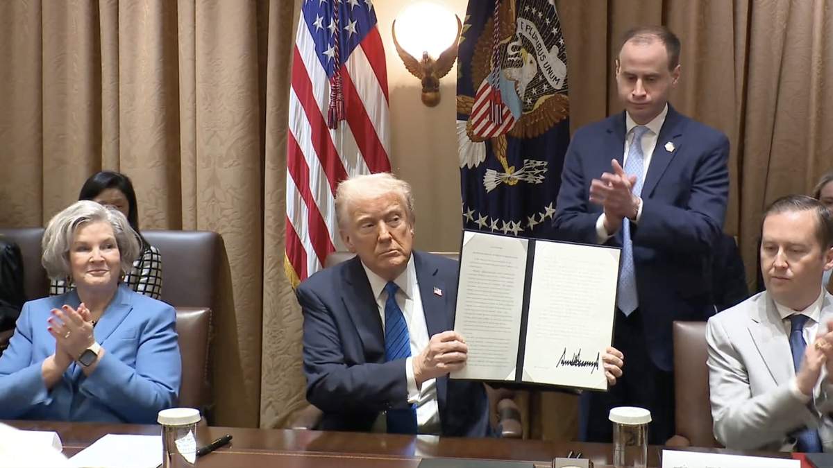 Donald Trump en la firma del decreto