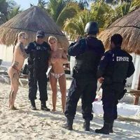 Policías de Quintana Roo se toman fotografías con turistas en "topless"; son sancionados