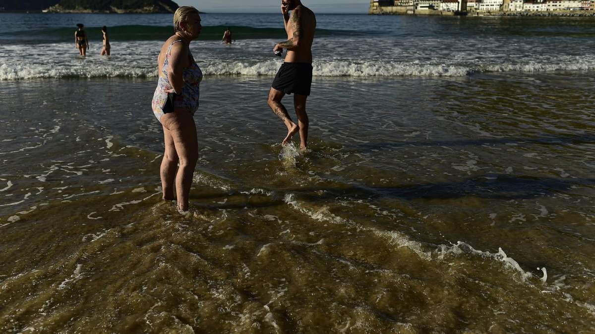 La gente visita la playa de La Concha en San Sebastián, norte de España