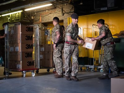 Por qué los militares del Reino Unido llevarían los alimentos a los supermercados