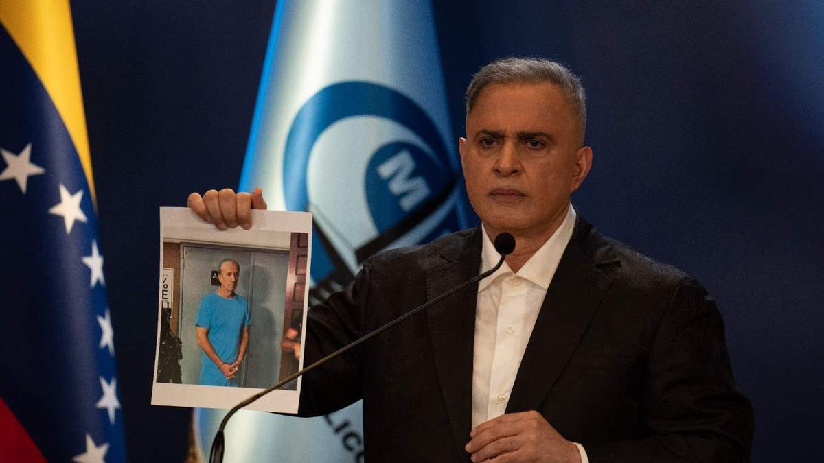 El fiscal general venezolano Tarek William Saab muestra una fotografía de Tareck El Aissami, exministro del Petróleo que se encuentra arrestado