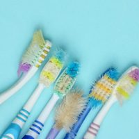 Con estos cepillos de dientes viejos podés hacer un perchero para el baño que todos van a querer copiar