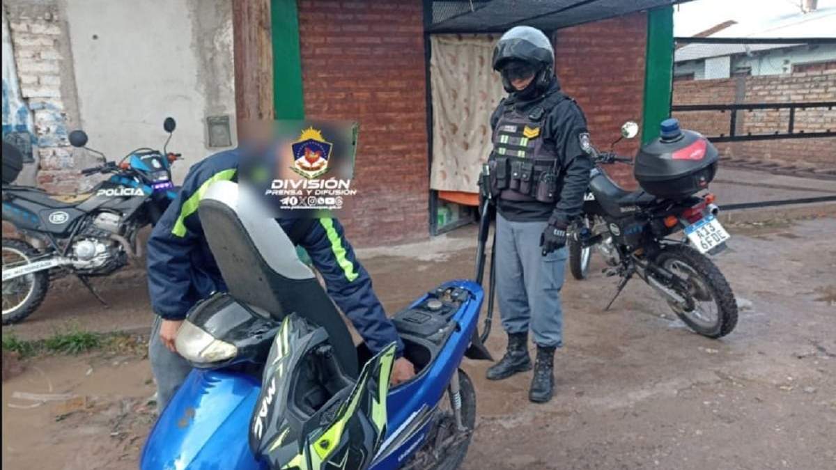 La motocicleta con pedido de secuestro recuperada por la policía. Fuente: (Policía de Neuquén)