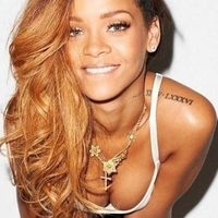 ¡En la cama como Dios la trajo al mundo! Rihanna enseñó de más y olvidó la ropa de arriba ¡Un fuego!