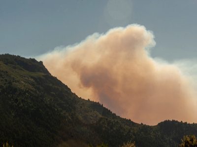 Llegó la lluvia al lago Steffen y El Manso para contener el avance del incendio