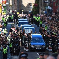 El cortejo fúnebre de Isabel II sale de Holyrood en presencia de Carlos III