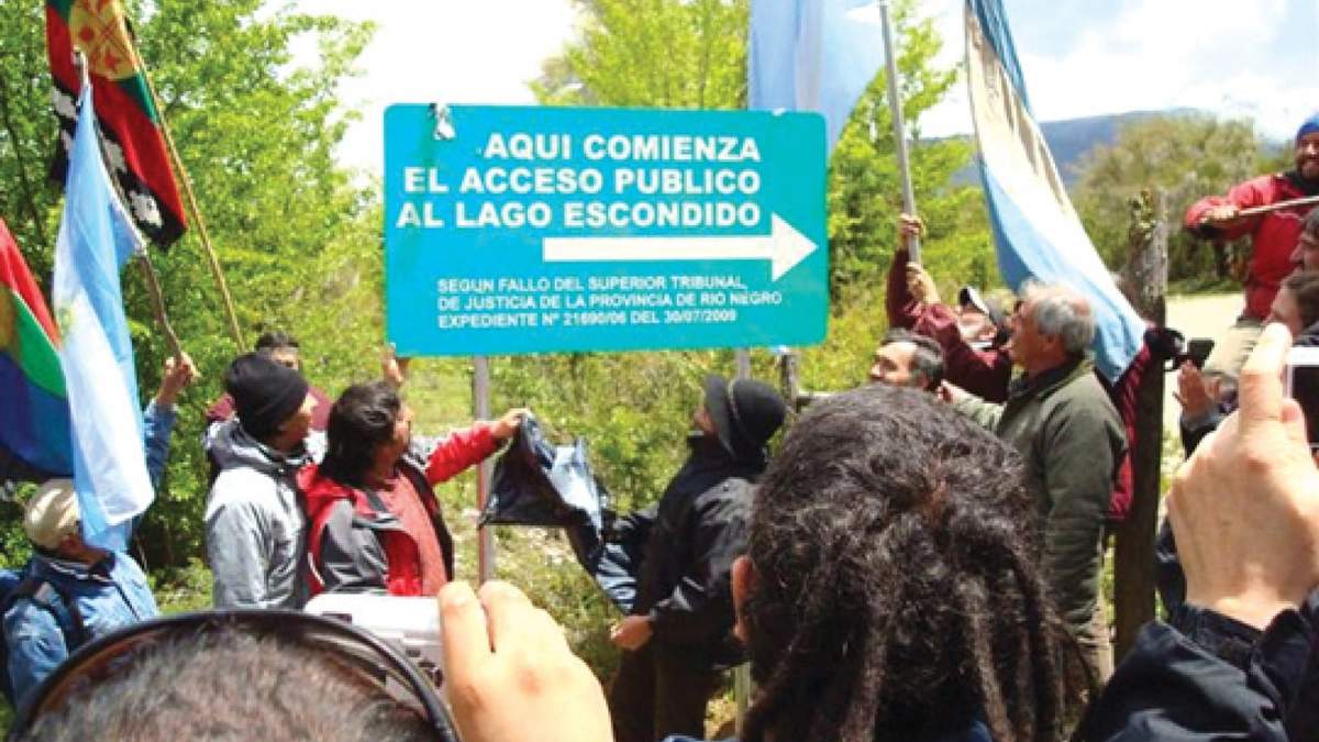 Los manifestantes intentan llegar a Lago Escondido en la séptima Marcha. Fuente: (De Frente)