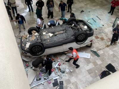 Un vehículo cae tres niveles al interior del centro comercial Plaza Lilas (Video)