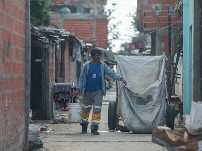 La UCA cuestiona los datos del INDEC sobre pobreza y advierte sobre su magnitud real