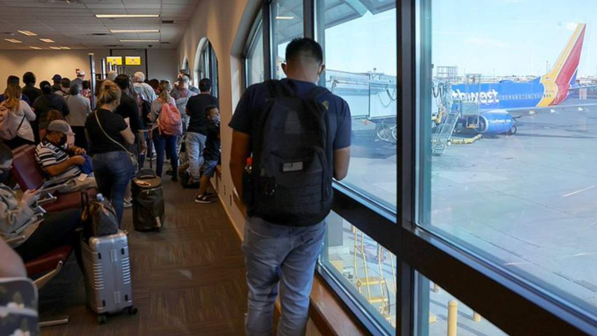 Pasajeros afectados por el cierre del espacio aéreo en El Paso Texas