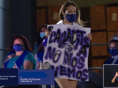 En su graduación, estudiantes de Prepa Tec protestan contra el acoso sexual