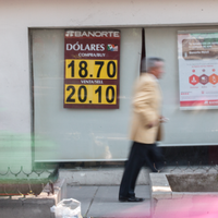 Peso se aprecia tras datos de Estados Unidos