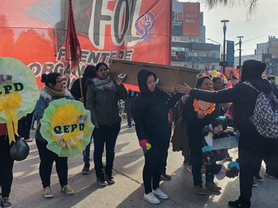 Con un cortejo fúnebre que simboliza el salario mínimo, protestan las organizaciones sociales