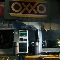 Asaltan y queman tienda Oxxo en la carretera a Cuatro Caminos, en Apatzingán