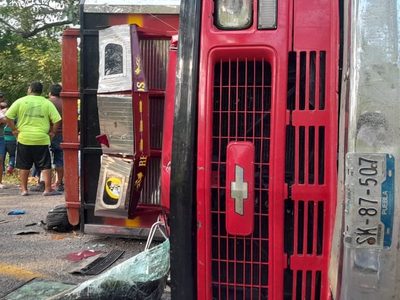 Camión con migrantes ocultos en su interior vuelca en Chiapas; mueren dos