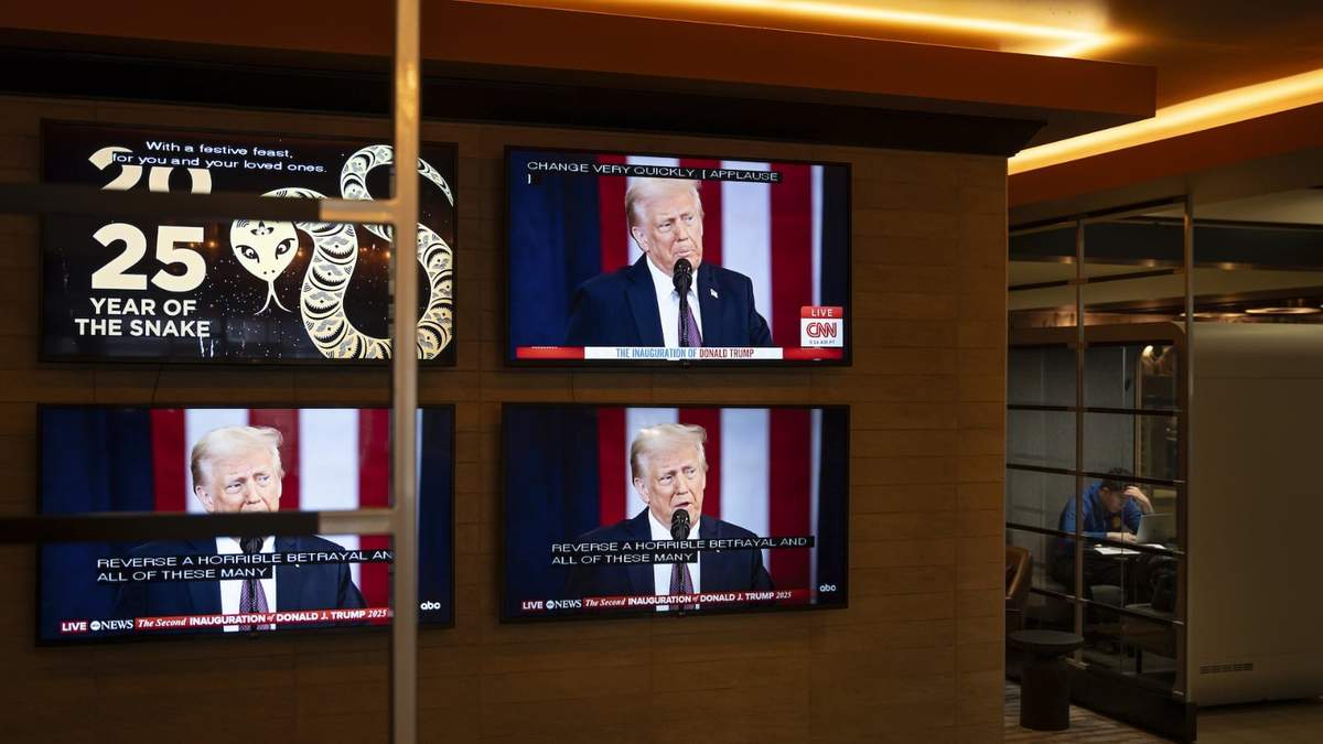 La investidura de Trump se transmite en vivo en pantallas del vestíbulo de un edificio en Nueva Escocia, Canadá