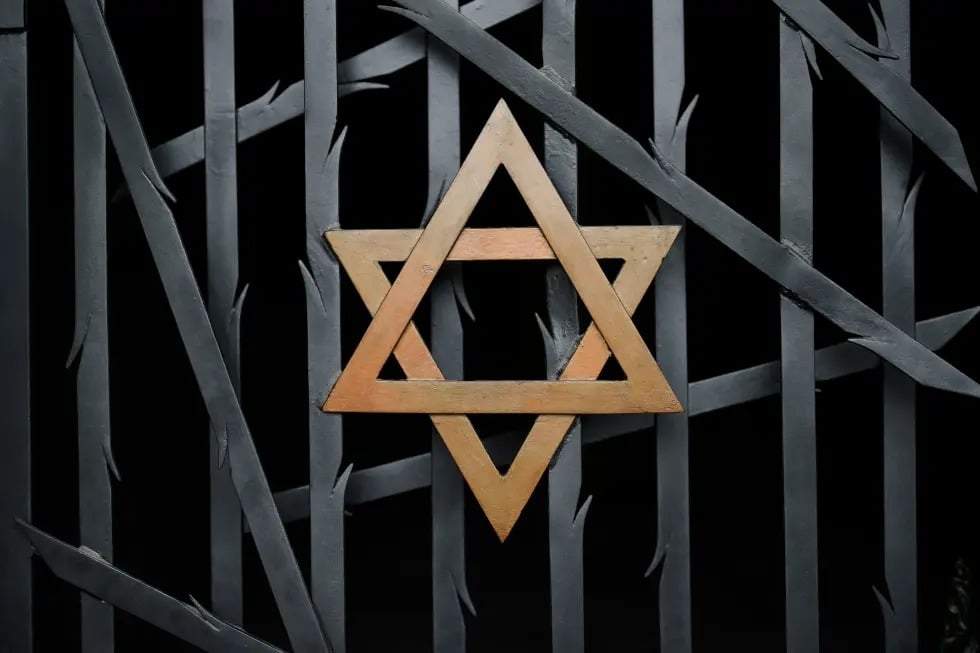 La estrella de David en el monumento judío del campo de concentración de Dachau, donde más de 43.000 personas fueron asesinadas y más de 200.000 fueron encarceladas durante el terror nazi entre 1933 y 1945, en Dachau, Alemania, el 24 de abril de 2025, pocos días antes del 80 aniversario de la liberación del campo.